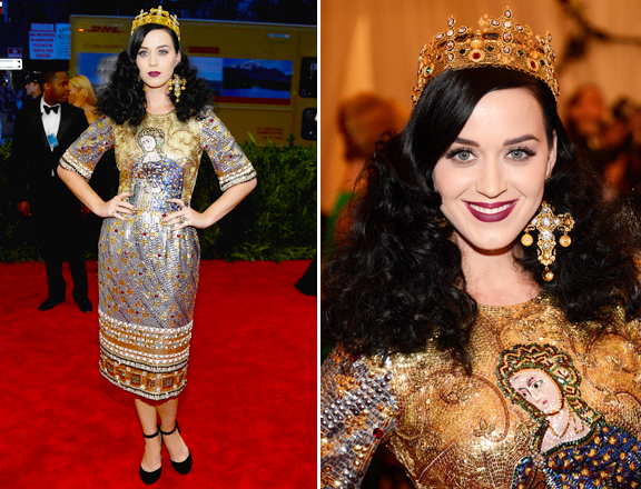 Katy Perry si-a facut aparitia la Met Gala intr-o rochie ce ducea cu gandul la frescle bisericesti, o aparitie aspru taxata de critici importanti de peste Ocean