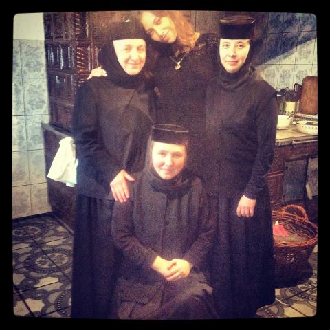 In timp ce iubitul ei petrecea cu fosta, Madalina se ruga alaturi de maici la manastirea Voronet