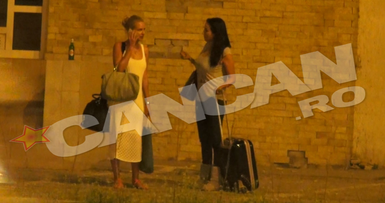 Rocsana si prietena ei au asteptat minute bune in fata unui bloc