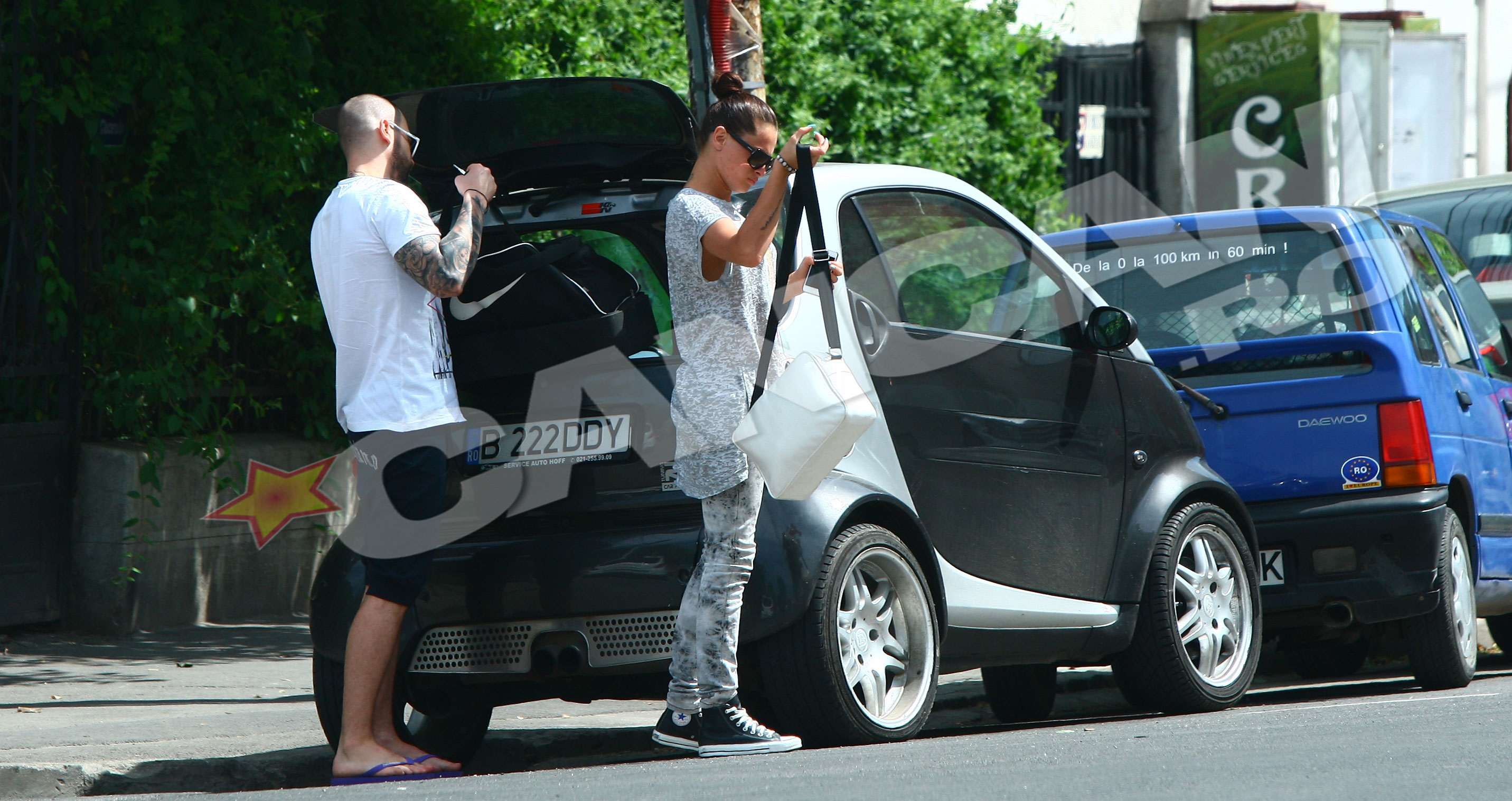 Ajunsi pe o straduta de langa sala de sport, cei doi continua sa nu se bage in seama