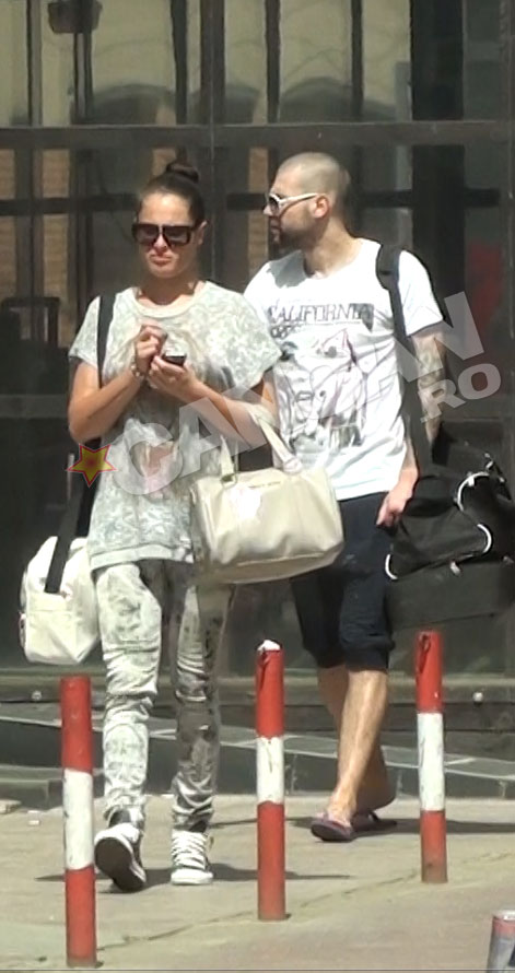 Raluka a preferat sa butoneze telefonul, in vreme ce iubitul ei mergea in spate