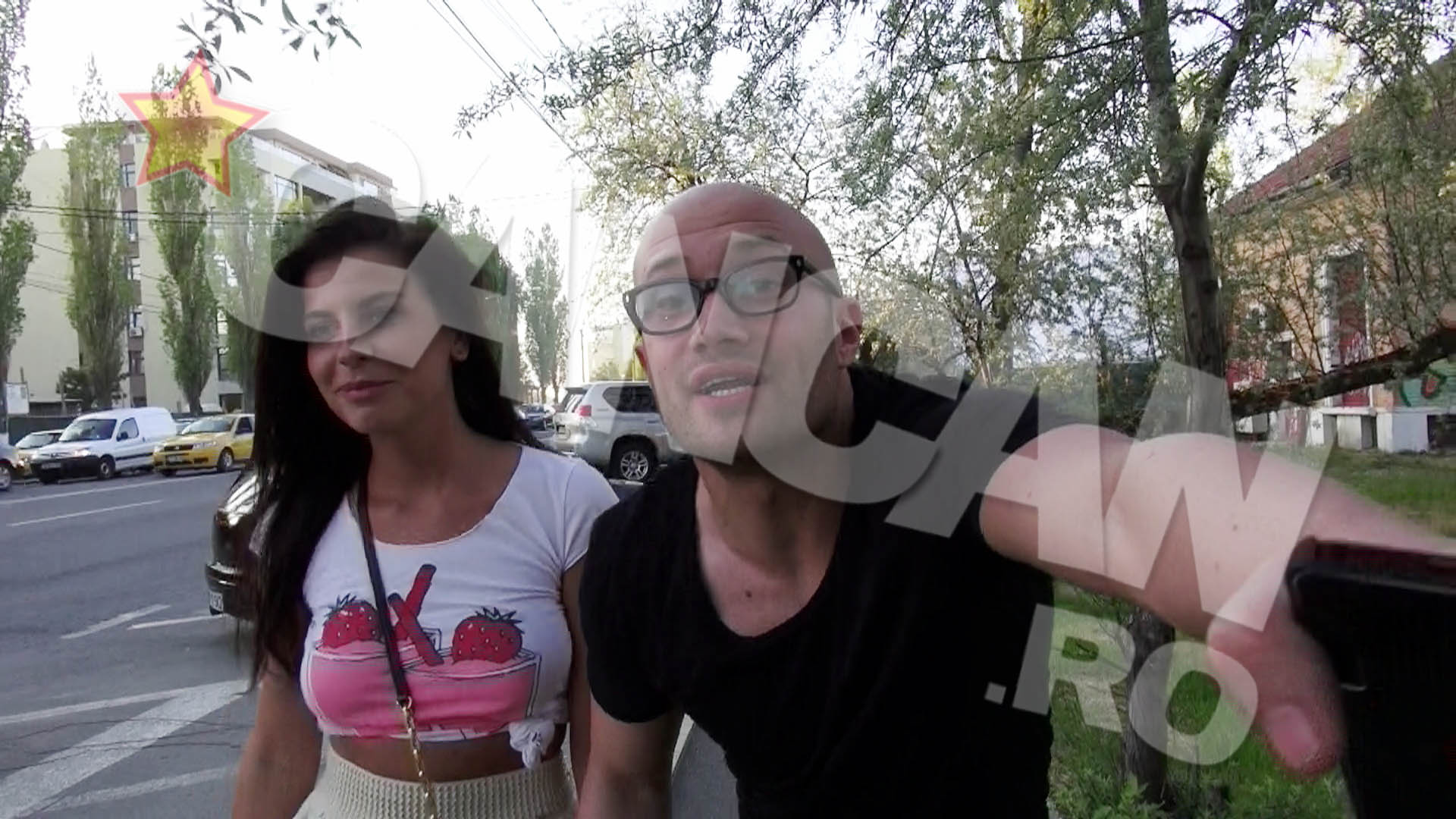 Baiat bun, Bendeac ii semnaleaza reporterului care merge cu spatele ca are in drum o creanga, dar...cu cateva secunde de intarziere!