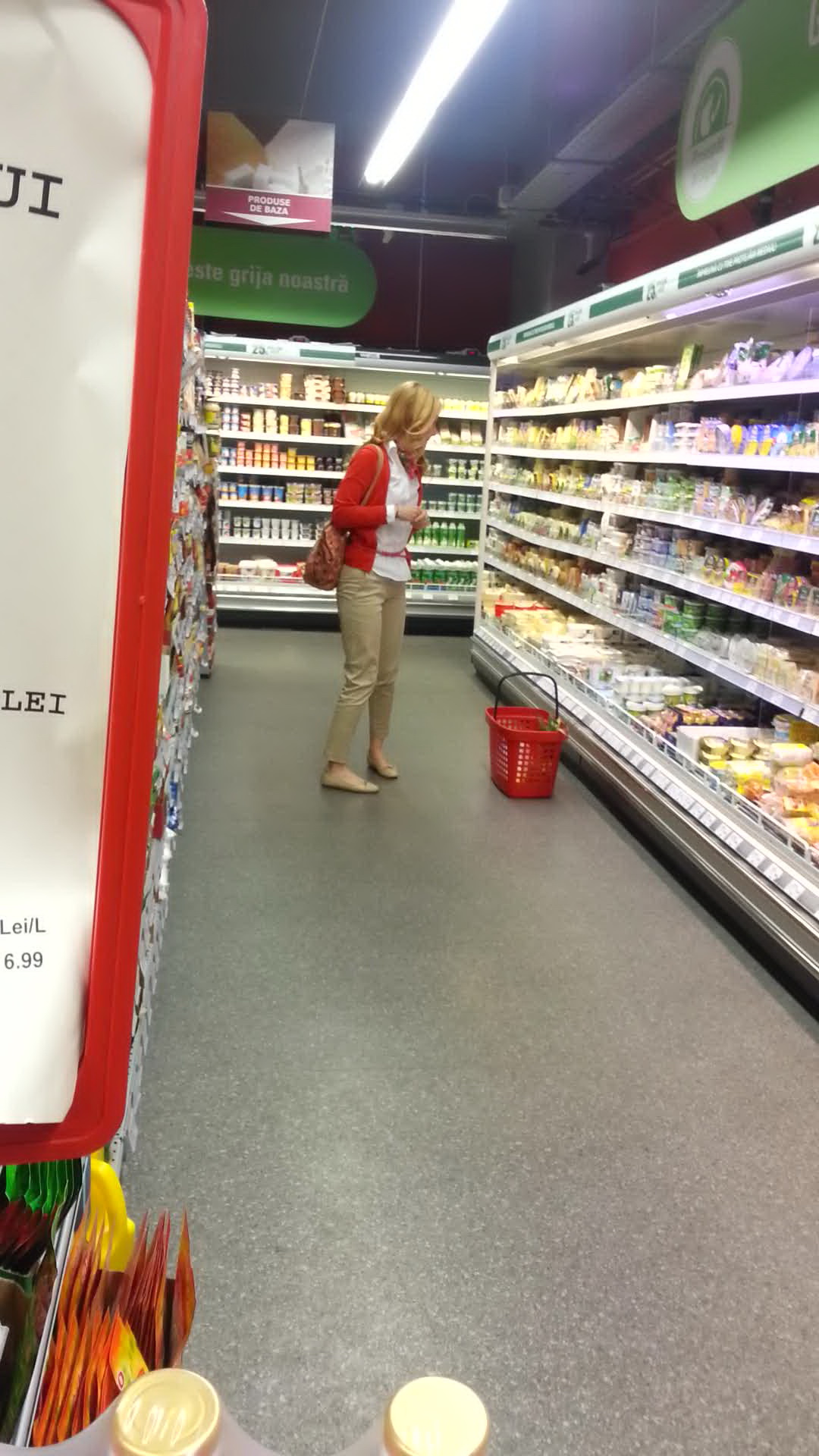 Ca o adevarata gospodina, artista a avut grija ca produsele cumparate sa nu fie expirate