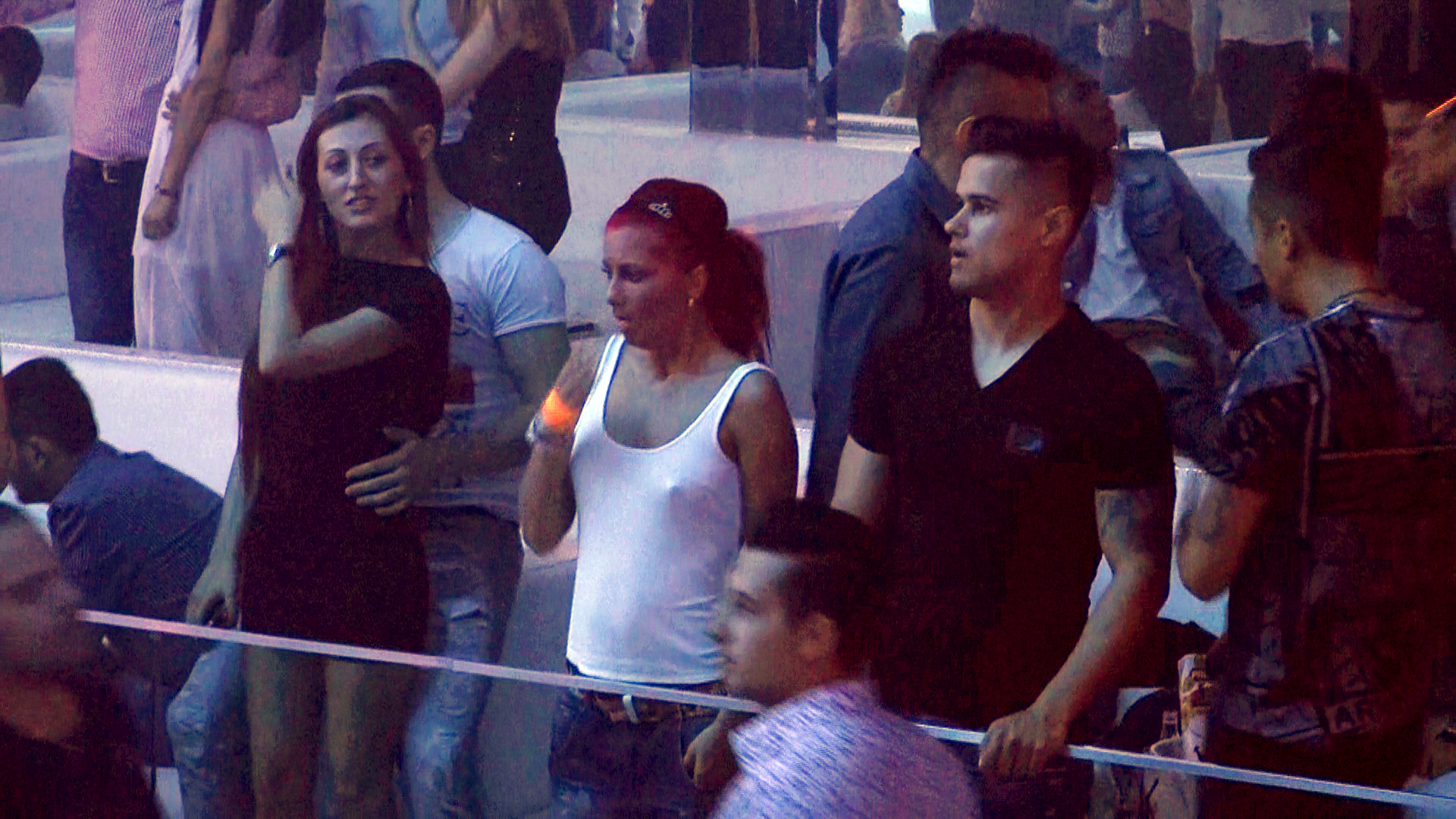 Cantareata a racit din cauza ca a stat dezbracat in club