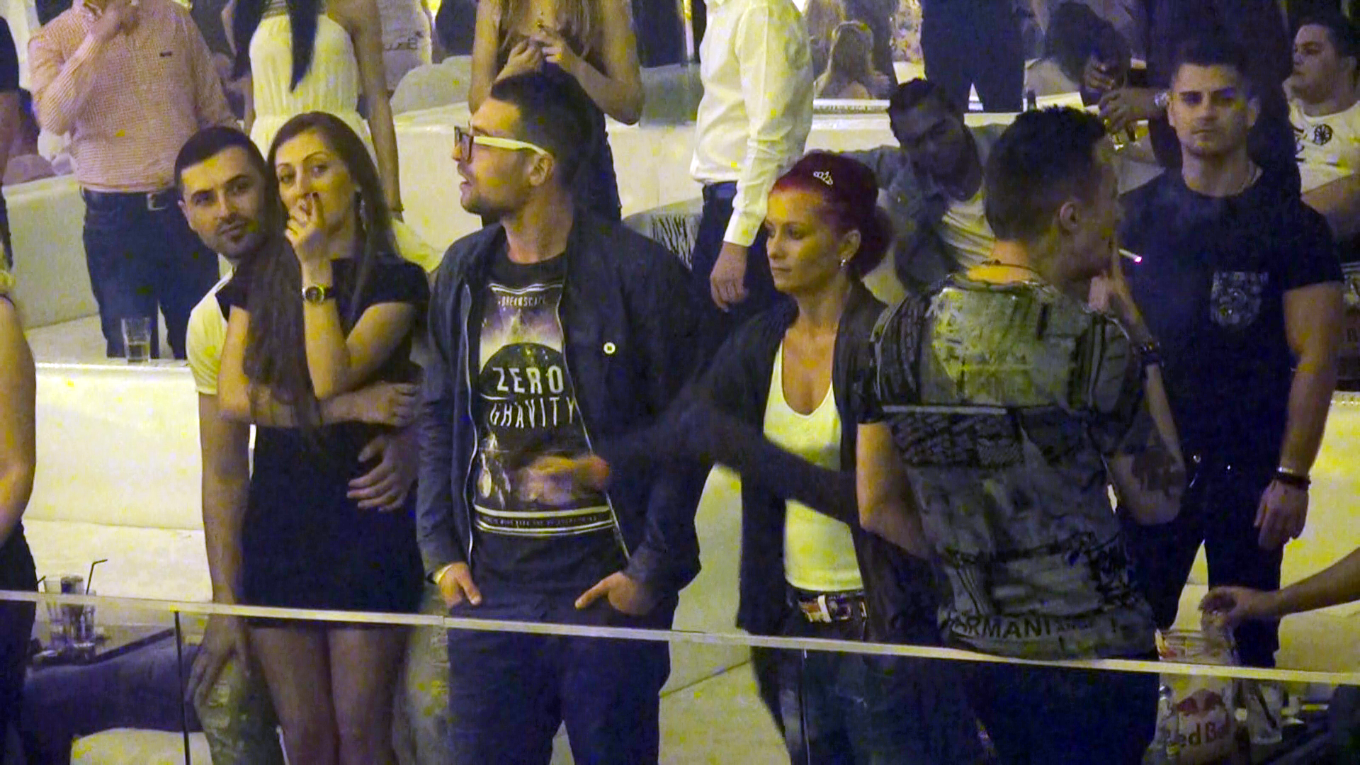 Pentru ca inghetase, roscata si-a luat pulovarul pe ea