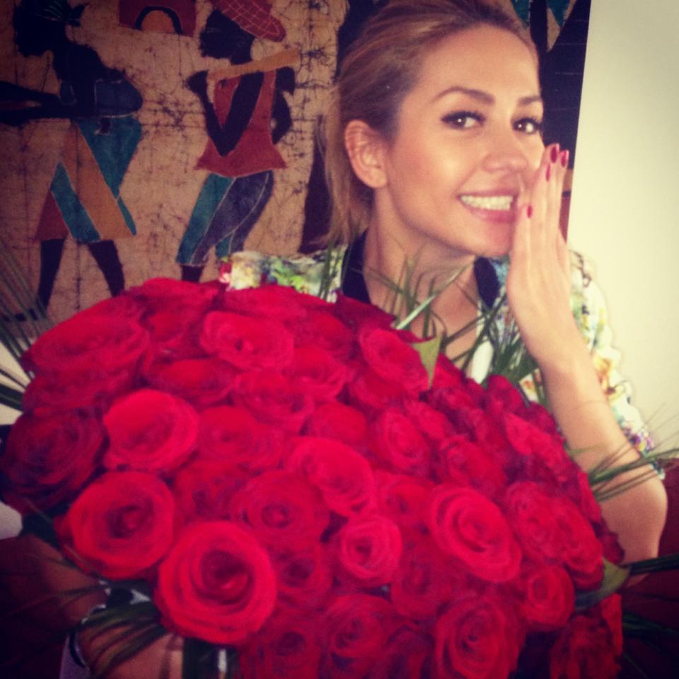 Sexy-asistenta TV se lauda prietenelor ca e rasfatata de noul iubit cu buchete uriase de flori si cadouri scumpe