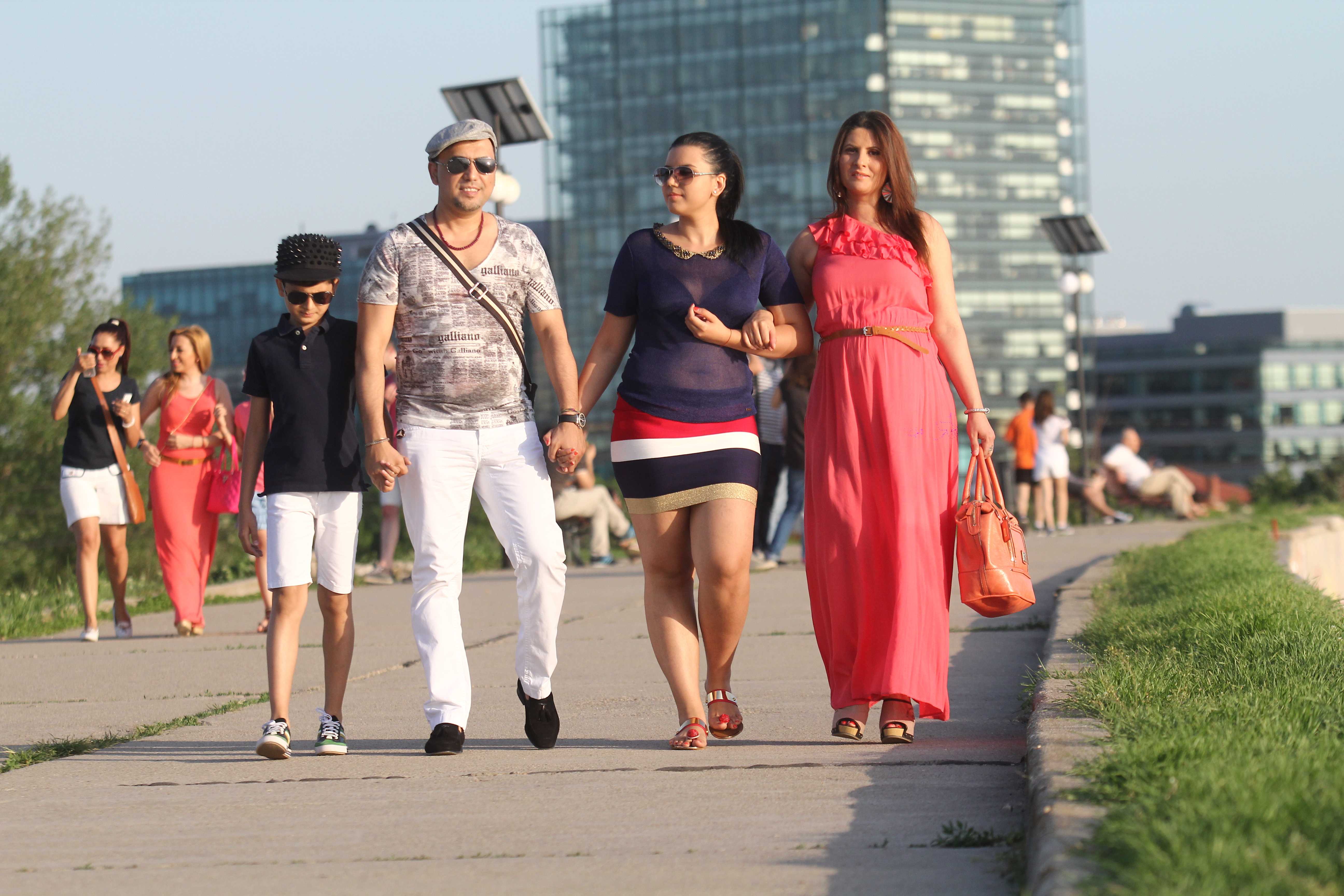 Manelistul impreuna cu sotia si copiii sai