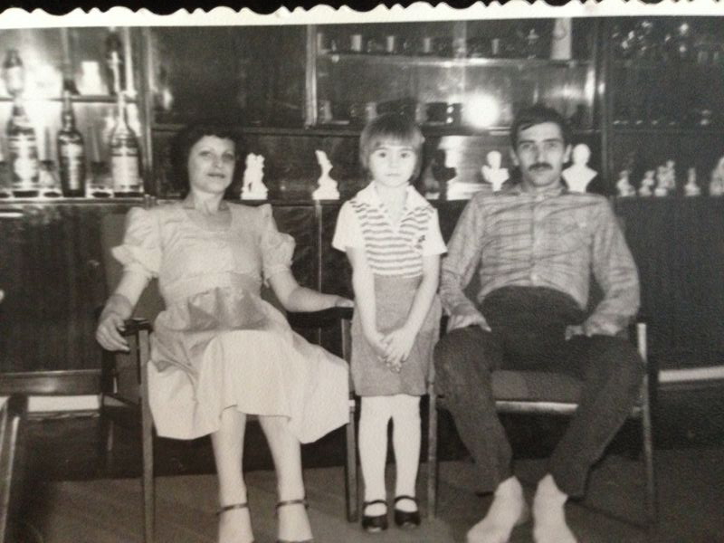 Blonda alaturi de parintii ei