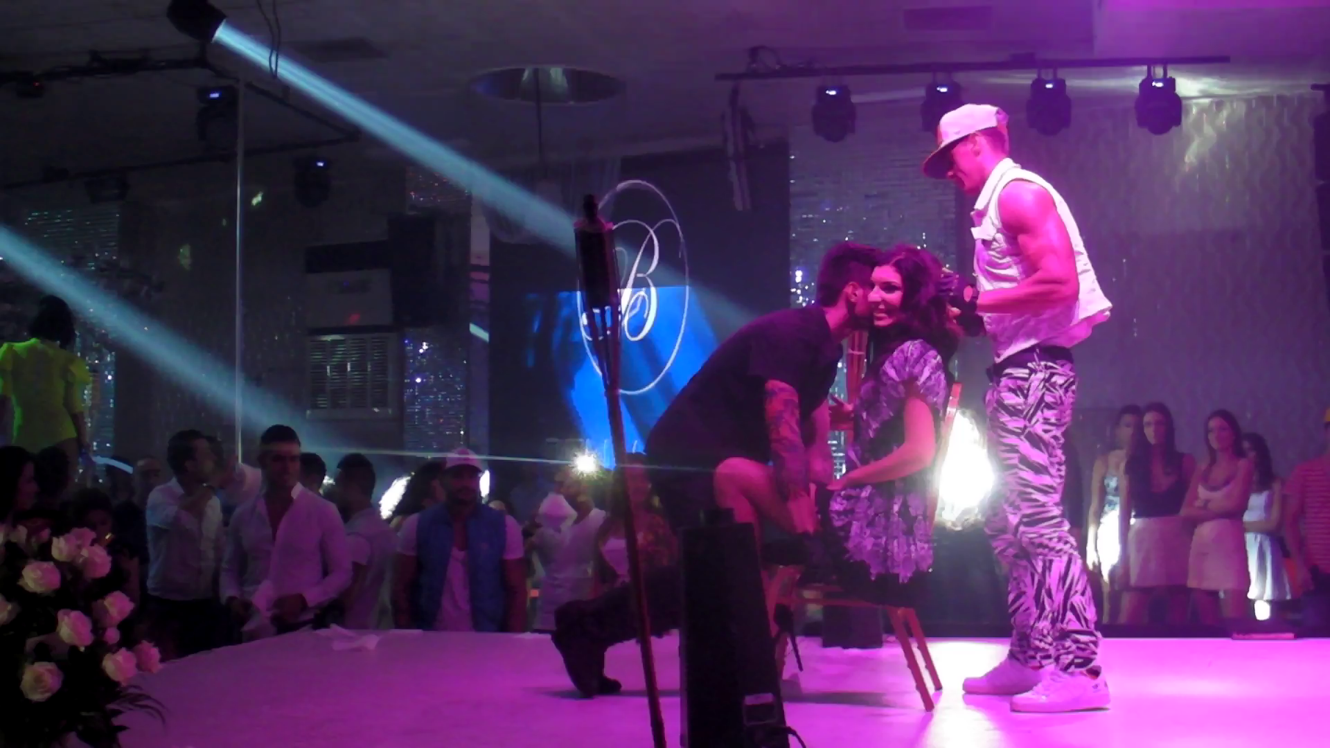 Andreea a avut parte de un striptease masculin oferit cadou din partea clubului