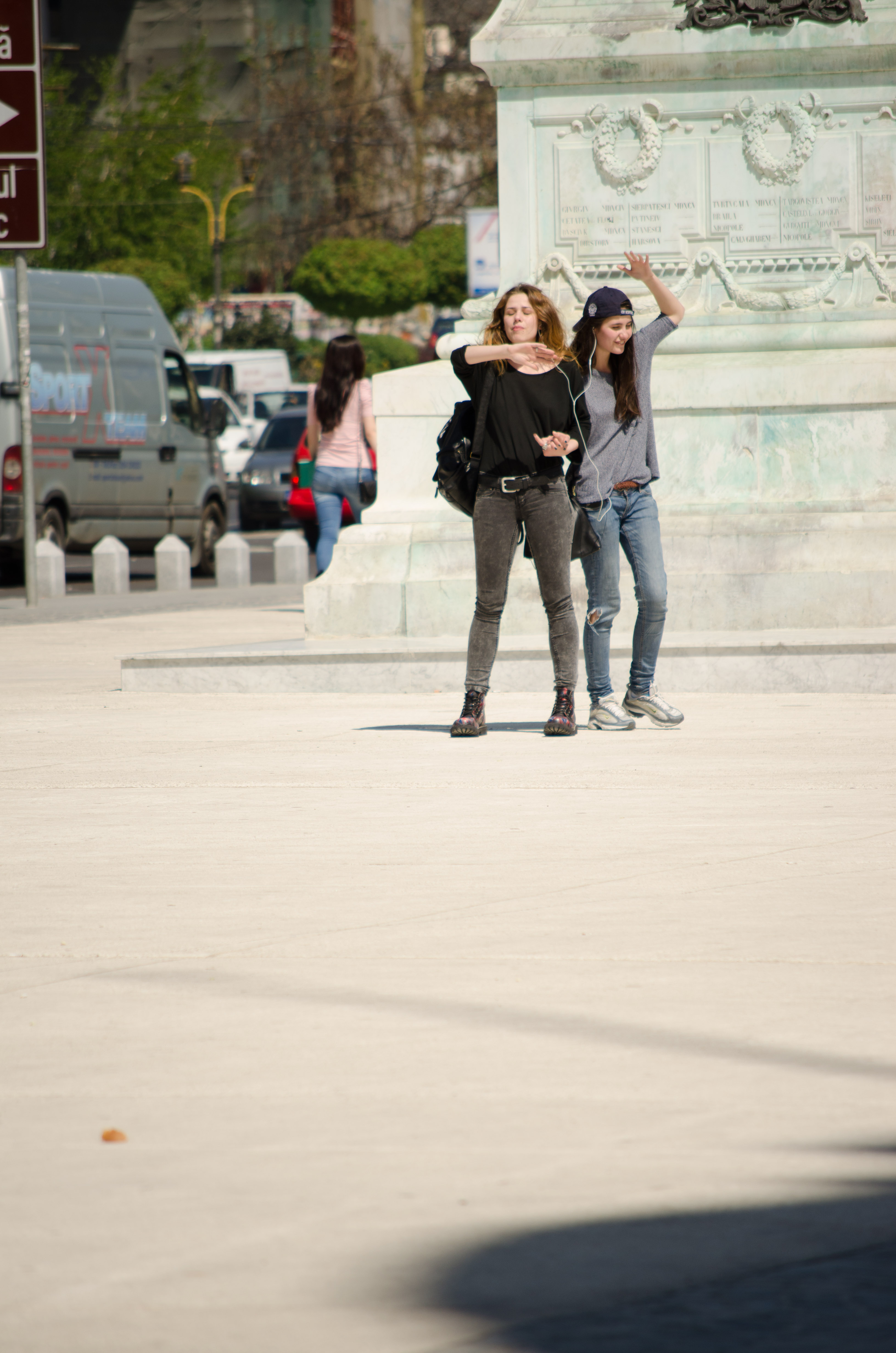 Fata care i-a suflat iubitul Innei a facut show in plina strada