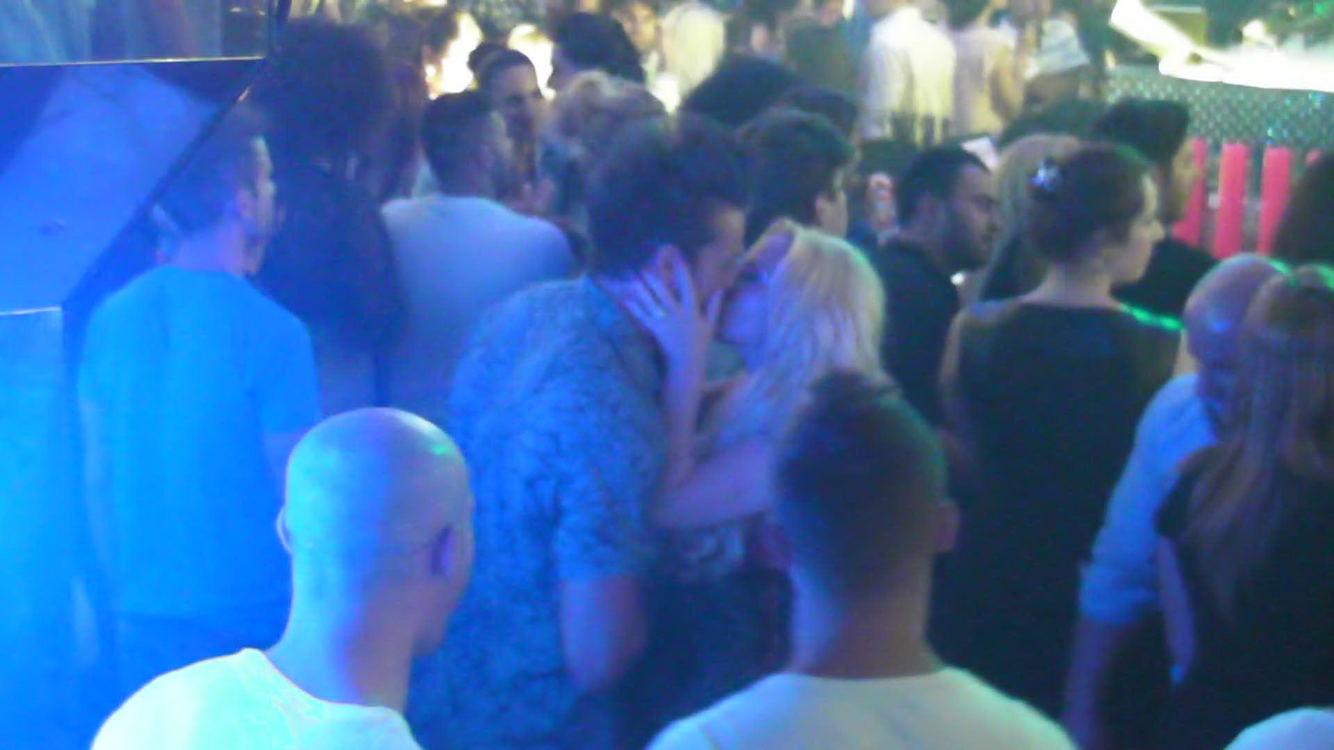 Simona si Alex s-au sarutat cu pasiune, in club