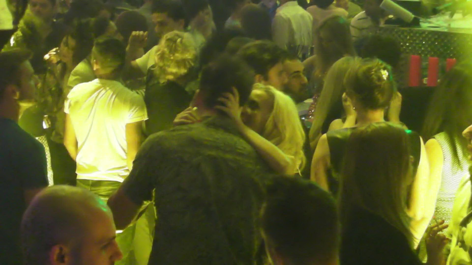 Blondina nu s-a dezlipit nici o secunda de iubitul salvamar