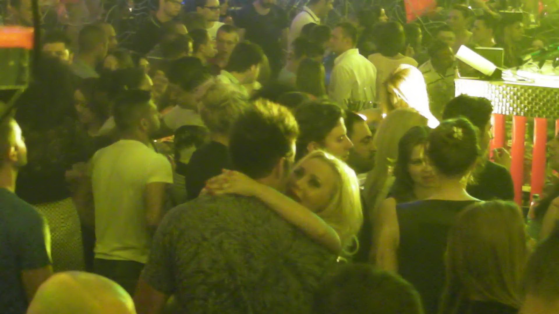 Trasca a stat toata noaptea agatata de gatul lui Alex