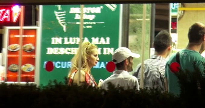 Artista sta la rand pentru a-si cumpara o shaworma