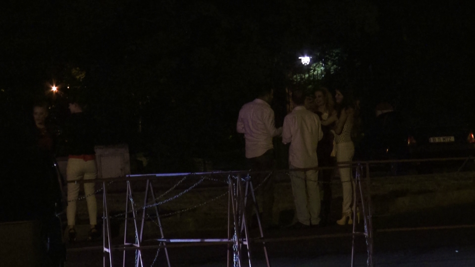 Julia si prietena ei stau de vorba cu barbatii cu care au dansat intreaga seara