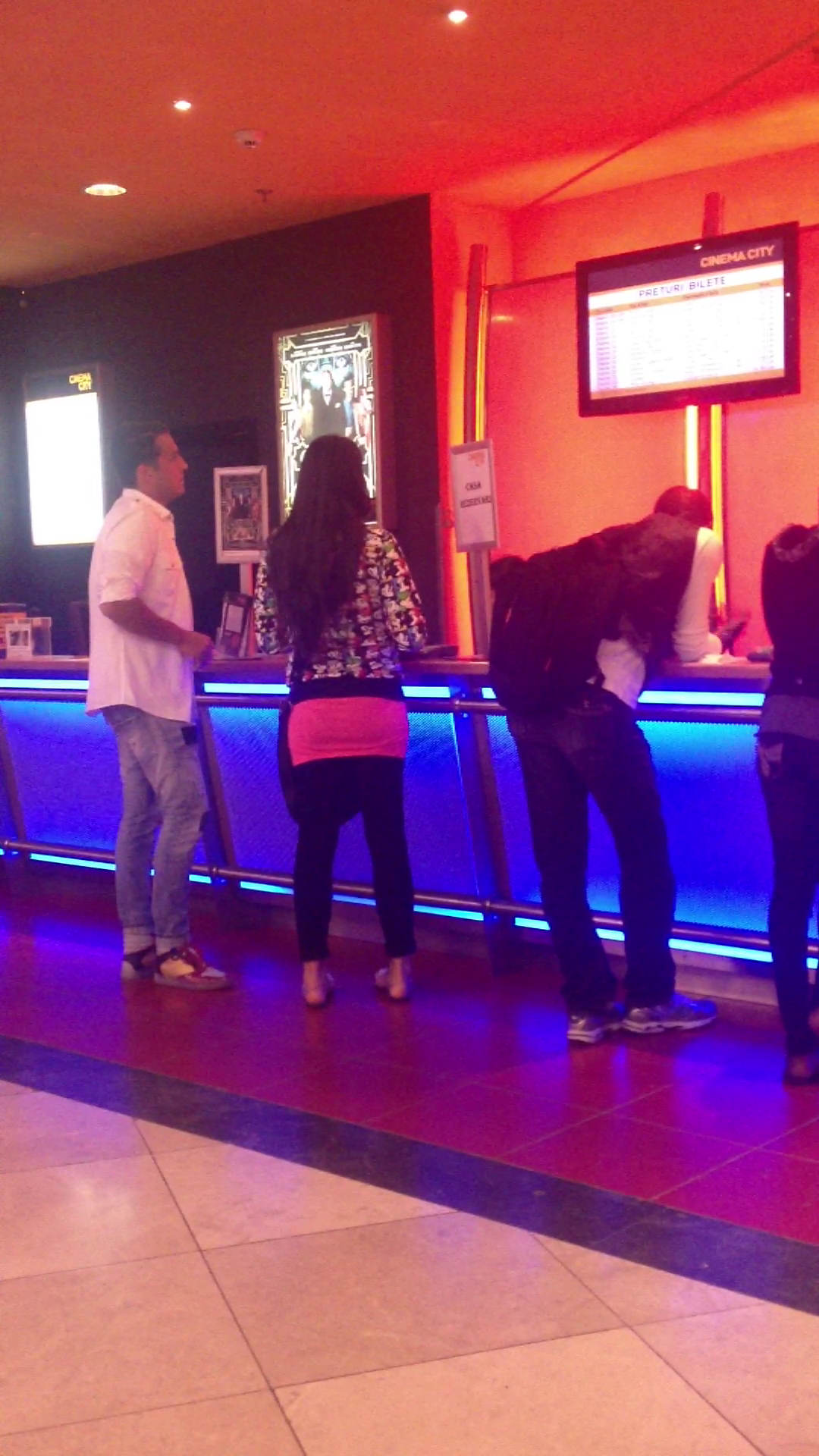 Cei doi isi aleg filmul pe care sa-l vizioneze