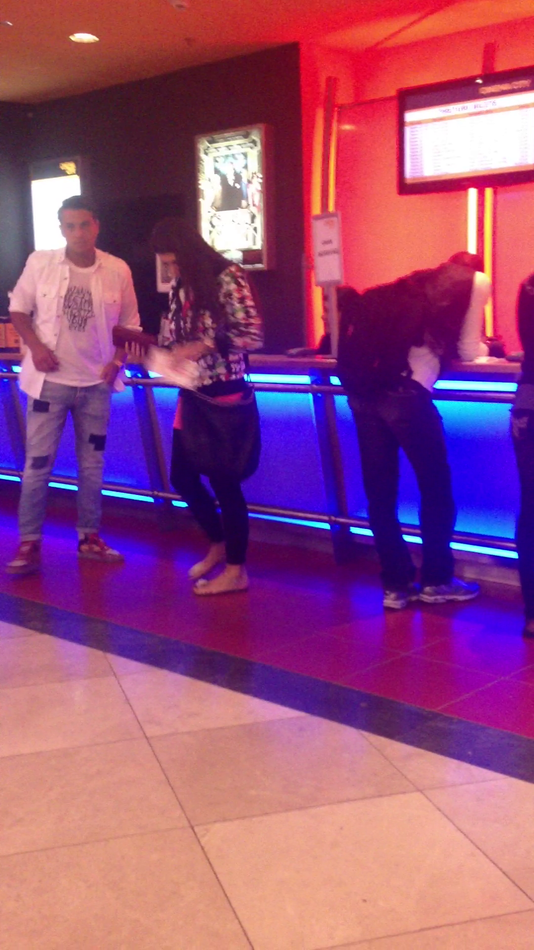 Pentru ca banii stau la Elena, aceasta plateste biletele