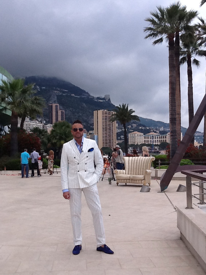 Designerul pe terasa noului club