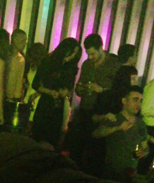 Tanarul o lasa pe bruneta sa se uite in telefonul lui