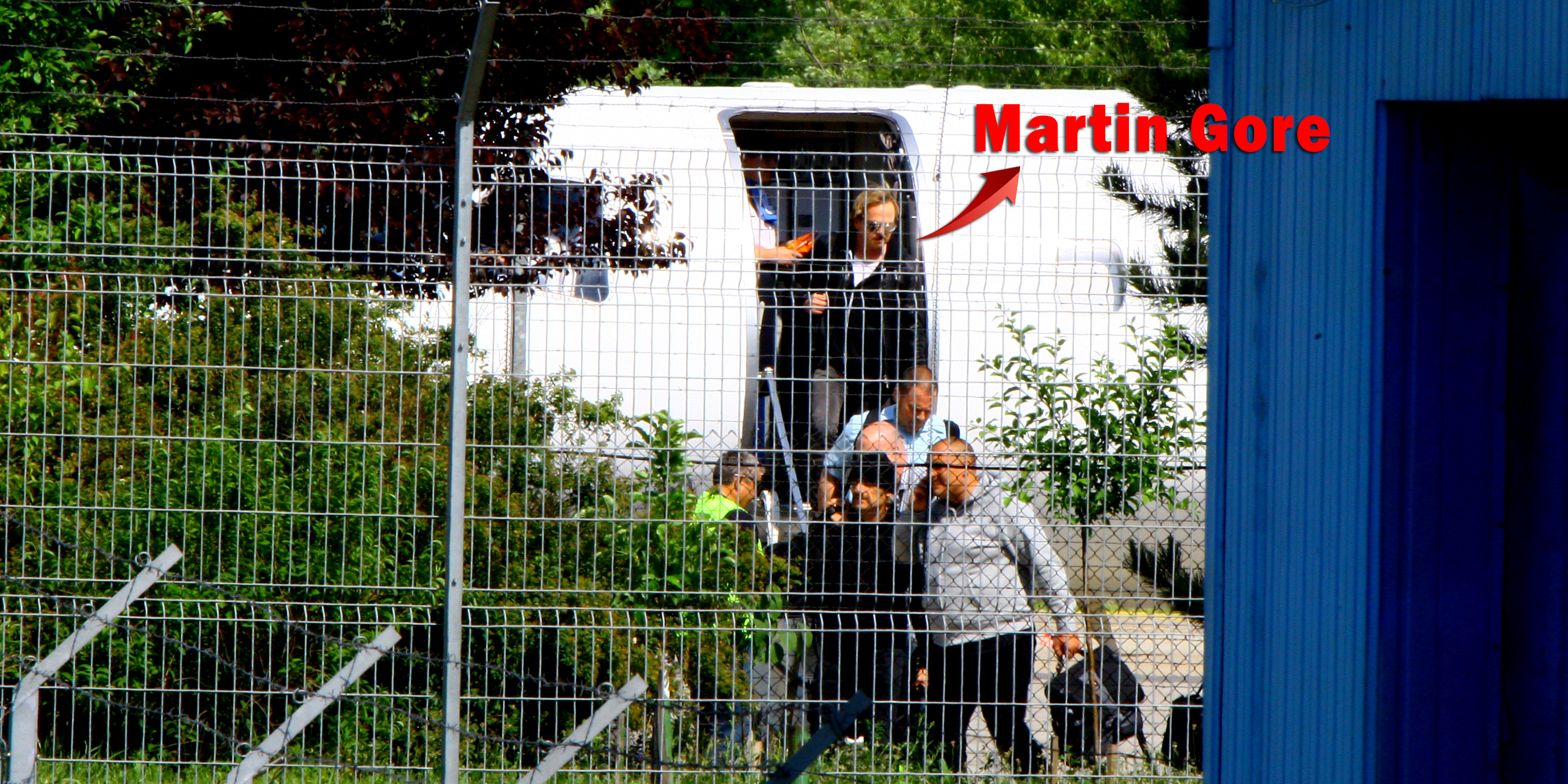 Martin a coborat primul din avionul privat care i-a adus de la Sofia la Bucuresti