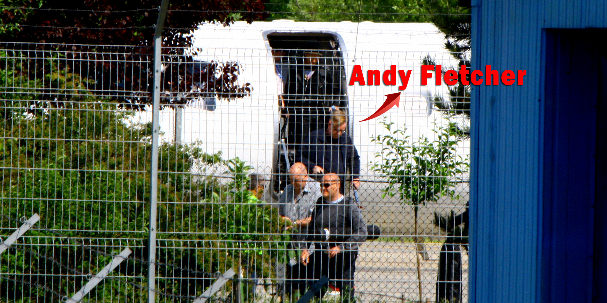 Andy a cioborat din aeronava insotit de cativa membri ai staff-ului personal