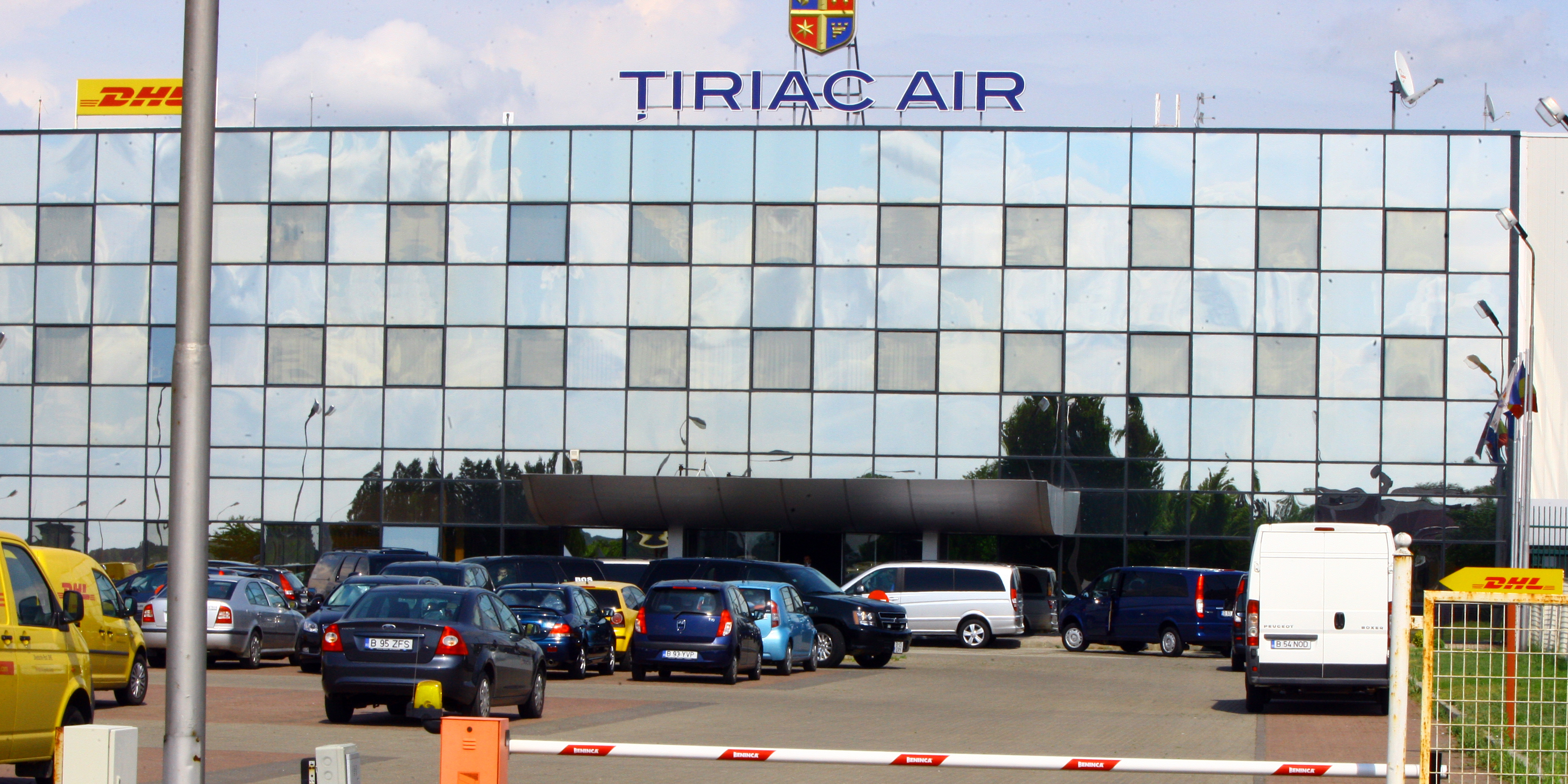 Artistii si echipa lor au fost asteptati si preluati din fata aeropotului de patru microbuze si o armata de garzi