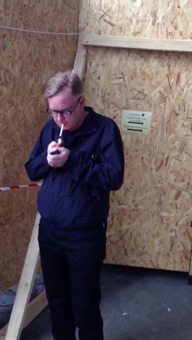 Lipsit de fite, Andy a iesit in fata hotelului sa fumeze o tigara