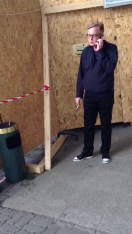 Artistul a vorbit la telefon continuu in pauza de tigara