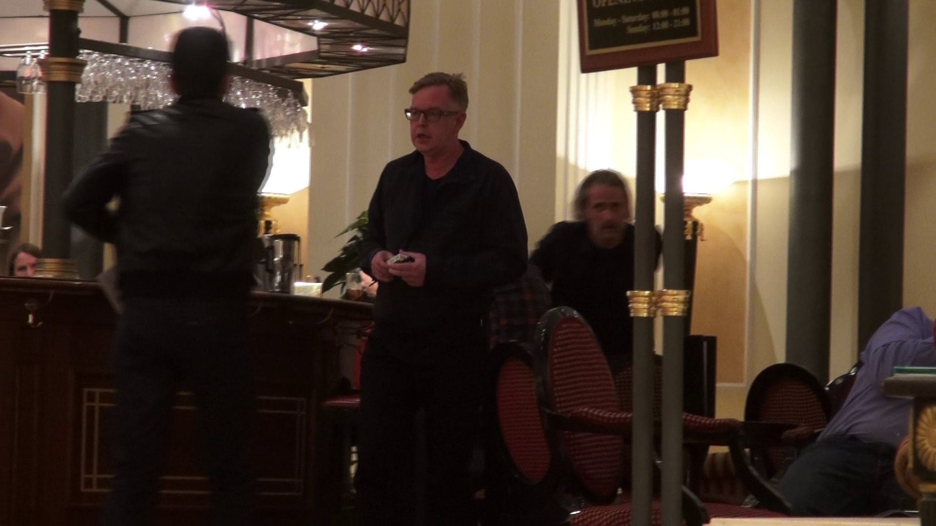 Dupa bere, a decis ca merge o tigara