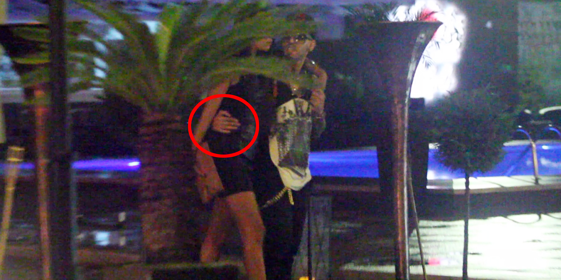 A iesit din local, ceva mai tarziu, insotit de o alta bruneta