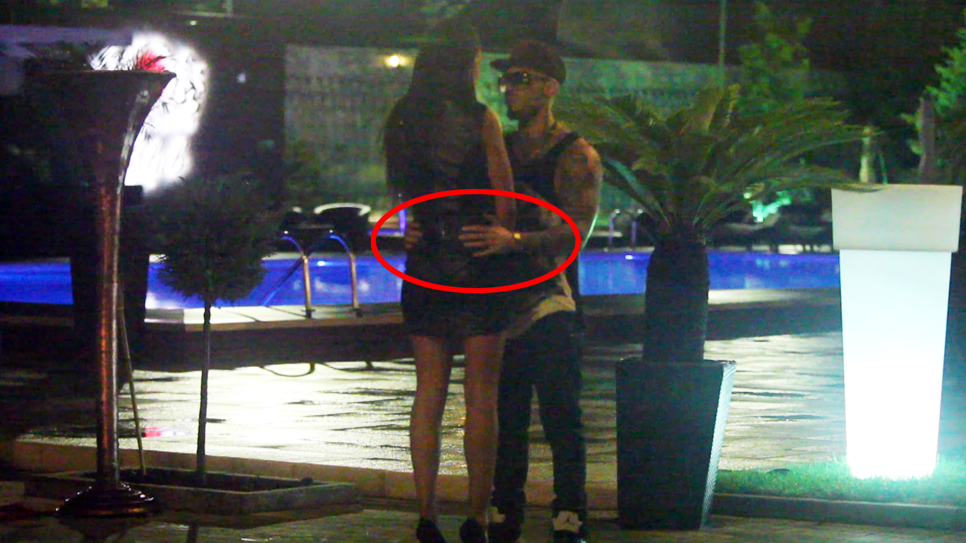 La un moment dat, Velea si-a lipit mainile de trupul ei si a fixat-o cu privirea, spunandu-i lucruri numai de ei doi stiute