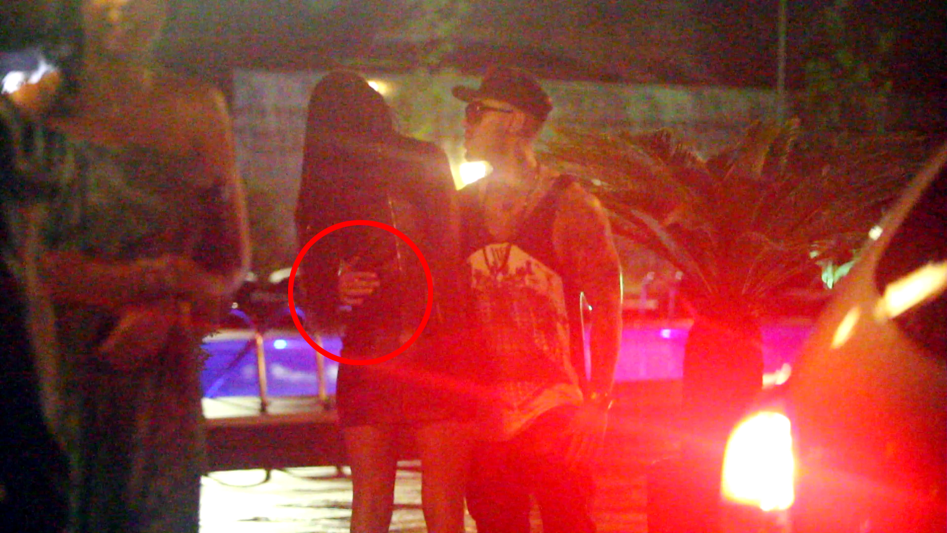 In timp ce Velea isi plimba mainile pe trupul ei, tanara se unduia ca o trestie in vant