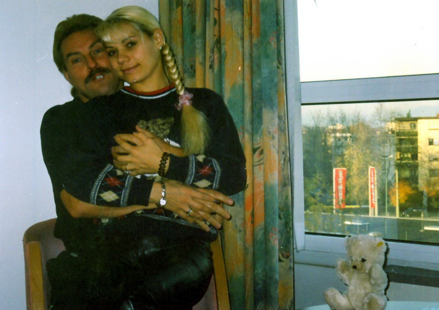 Sexy-pictorita si-a prins viitorul sot in pat cu...maseurul..