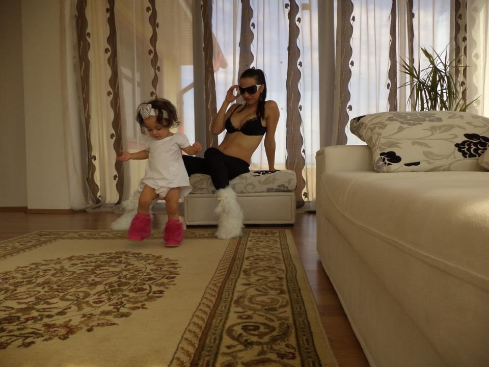 Catalina, alaturi de primul copil, la cateva saptamani dupa ce l-a adus pe lume pe cel de-al doilea copil al sau