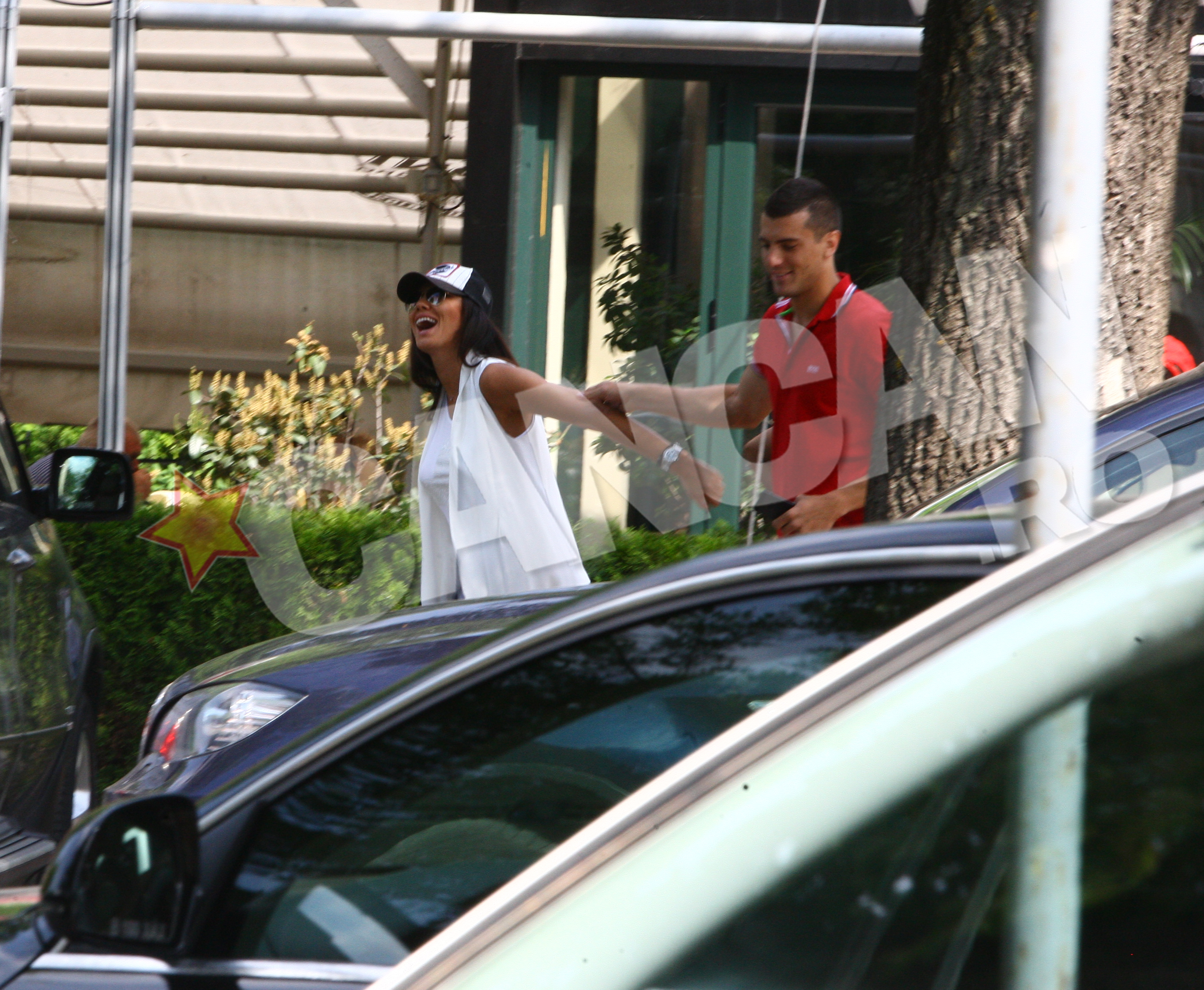 Dora si Nikolic se harjonesc putin in parcare si apoi se despart