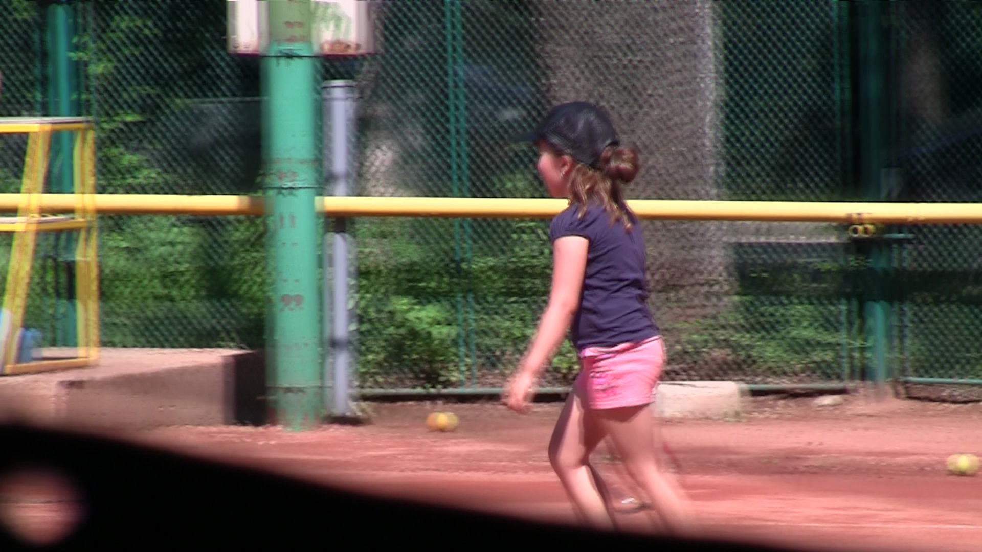 Micuta se descurca excelent cu racheta de tenis in mana