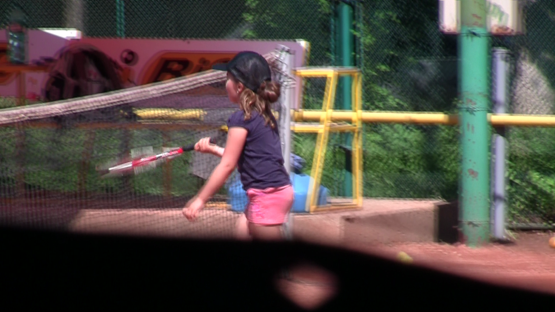 Desi alearga de minute bune, fetita nu se arata deloc obosita