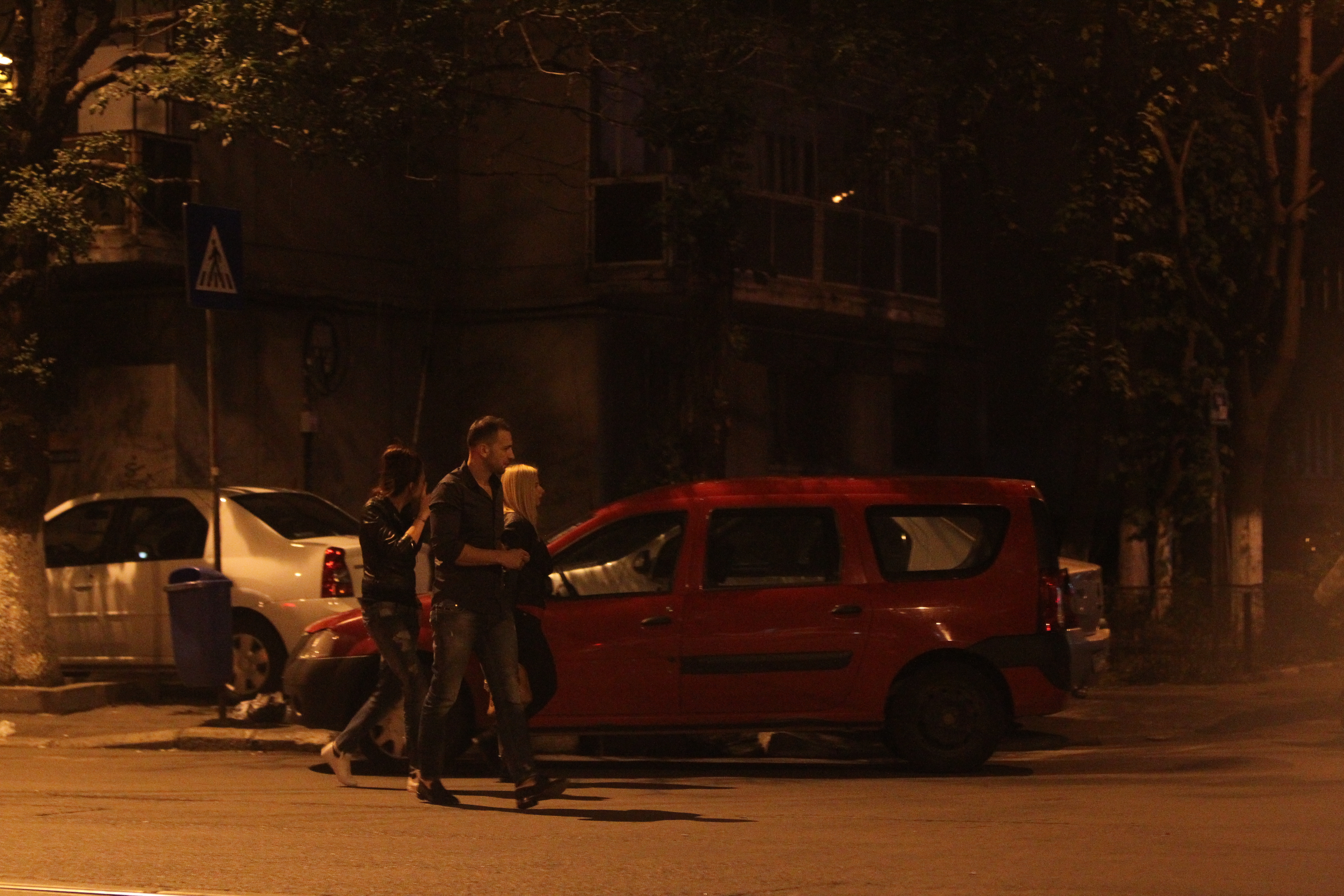 Randi ii lasa pe cei trei la masinile lor