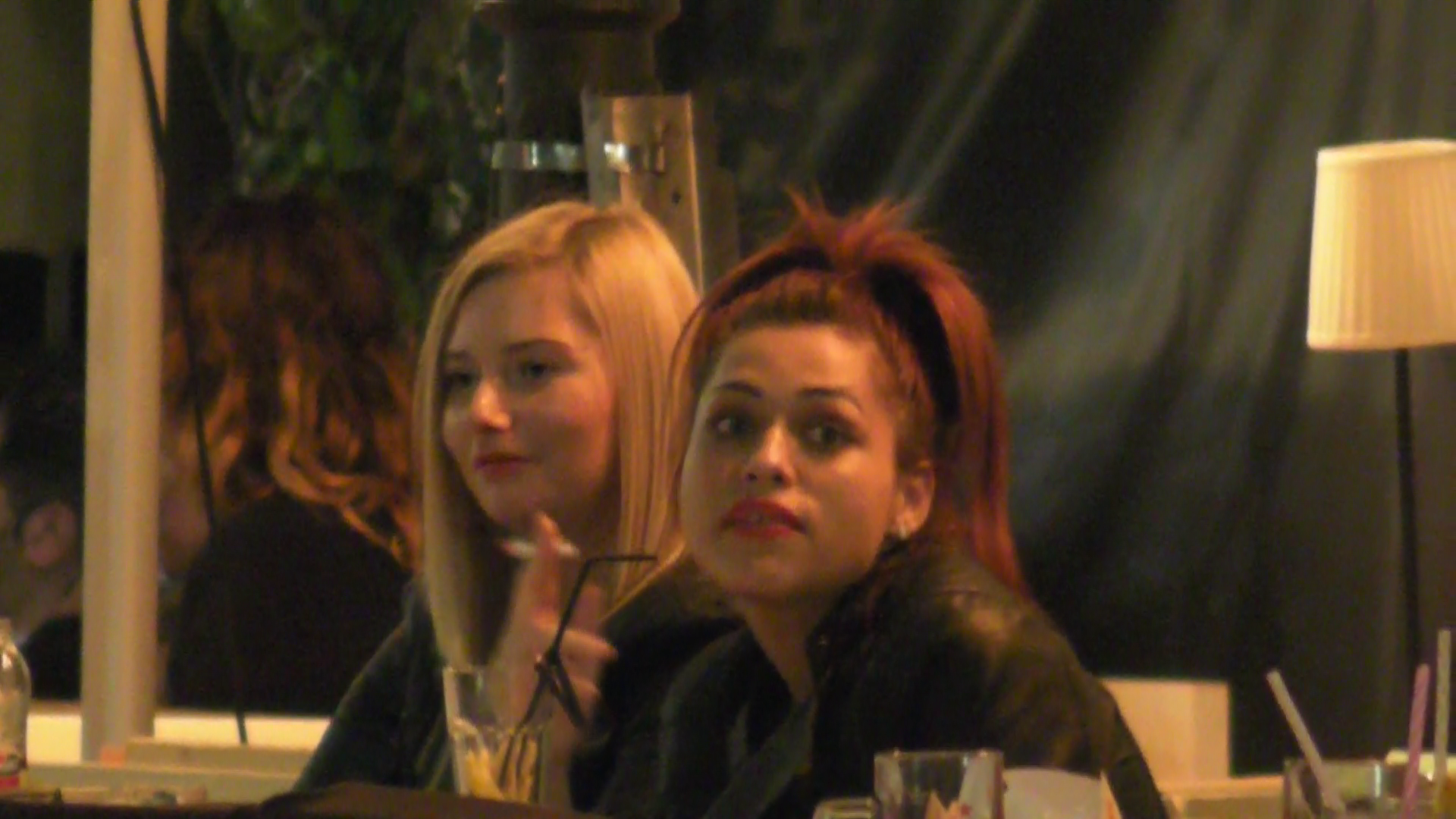 Cele doua fete nu parea extrem de incantate de subiectele abordate de cantaret