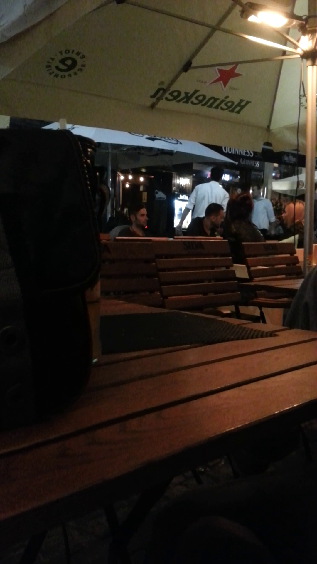 Artistul a iesit la o terasa alaturi de un prieten si doua domnisoare