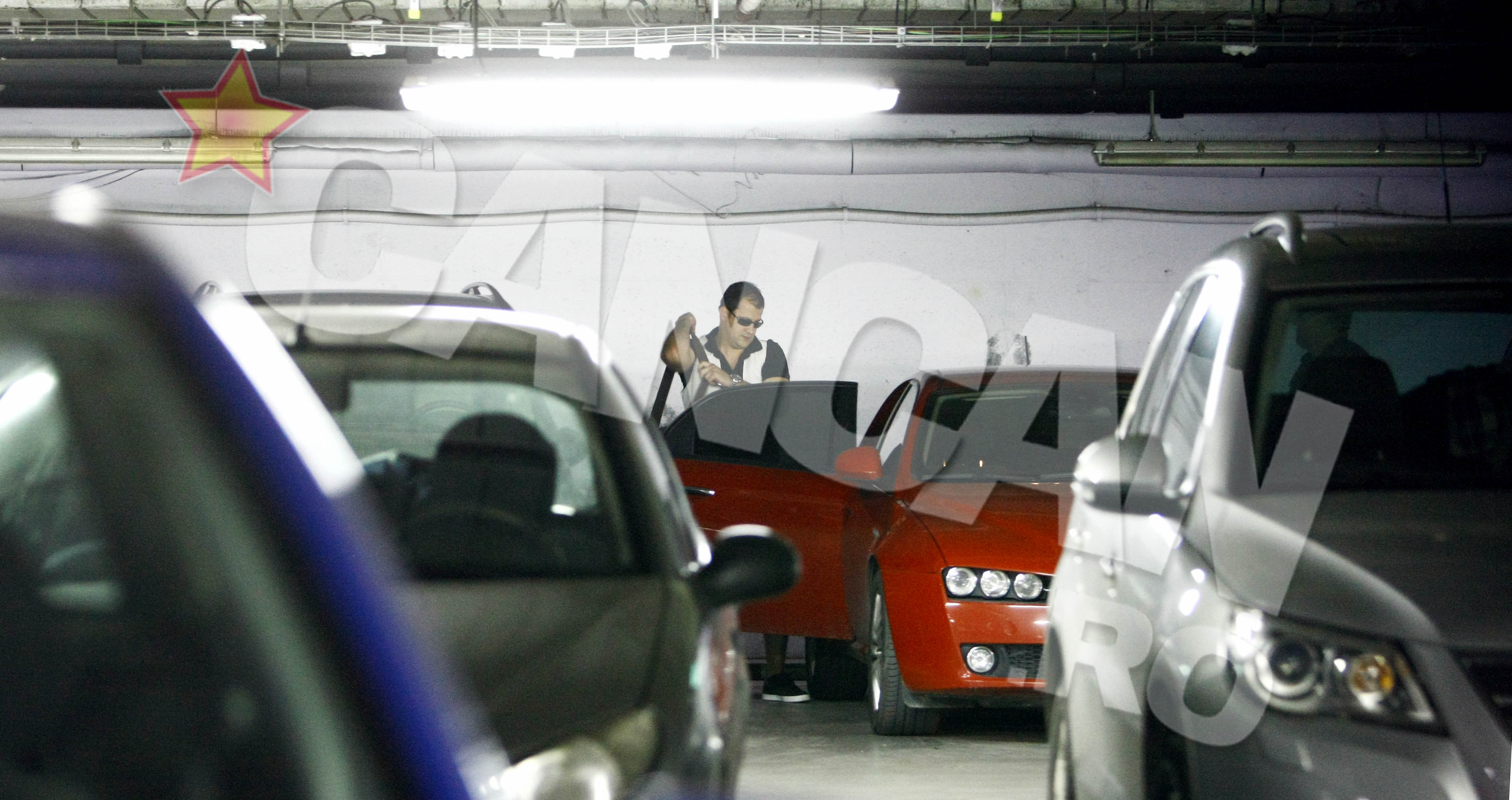 Dupa aproape jumatate de ora, Huidu si-a strans laptopul si a coborat din masina pentru a intra in mall