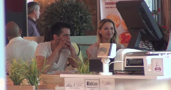 Laura a vorbit cu gura plina, in timp ce asculta muzica la casti