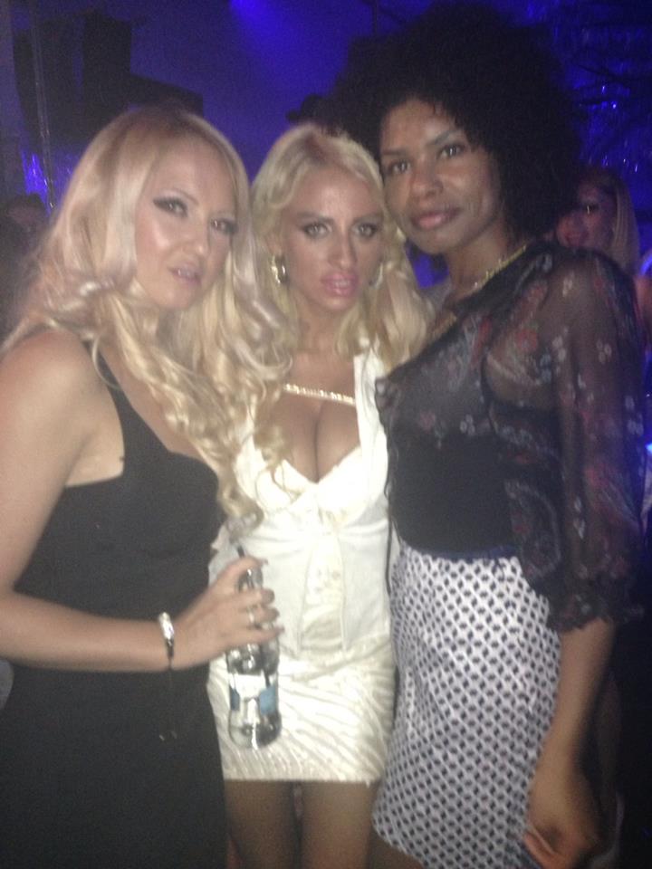 Mulatra s-a imprietenit cu fetele pe la diverse prezentari de moda