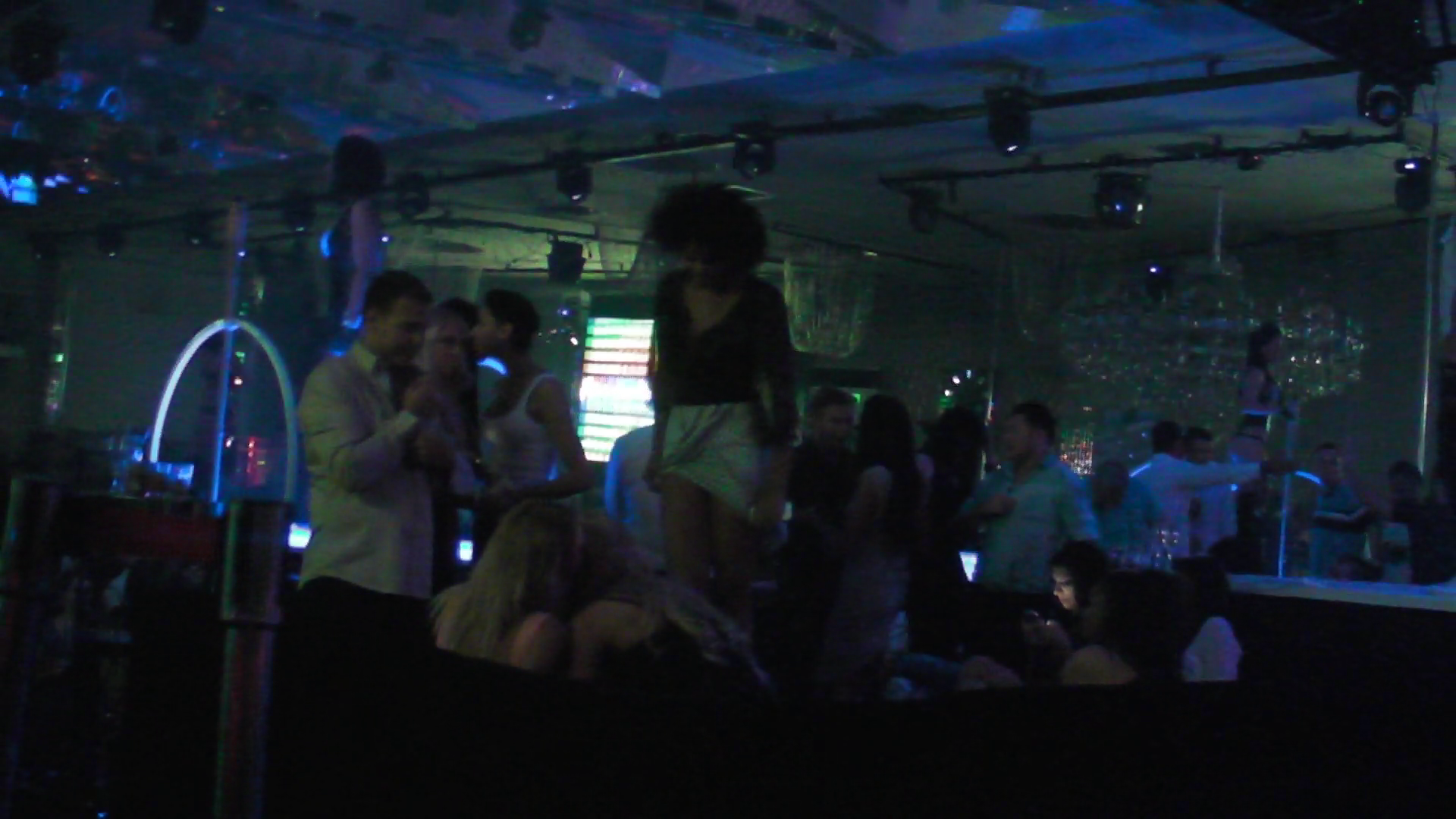 La un moment dat tanara isi da seama ca lenjeria ii era la vedere asa ca isi trage fusta mai jos