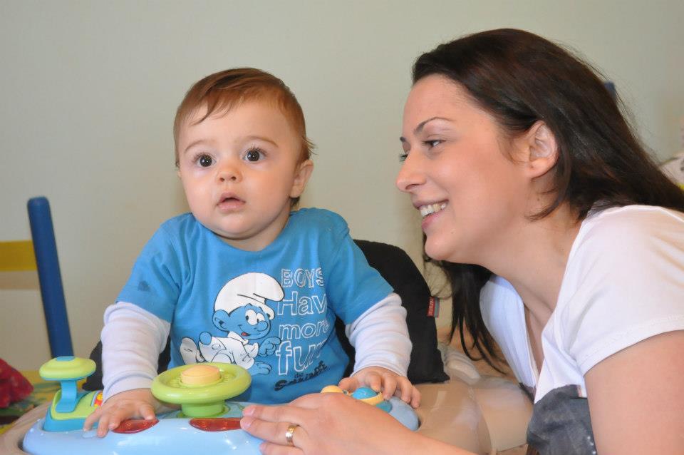 Silvia ii supravegheaza personal fiul la gradinita