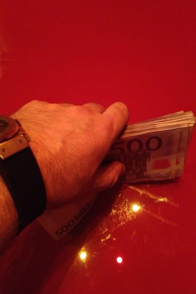 Leo nu isi doreste o relatie cu asistenta pacatoasa nici macar daca aceasta i-ar da bani