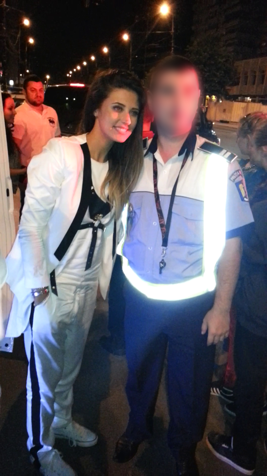 In timp ce Antonia poza rabdatoare alaturi de politisti, Velea le cerea agentilor sa-i testeze alcoolemia, stiind ca a baut