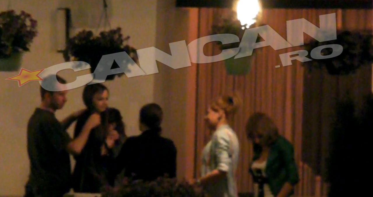 Inainte de plecare, Mihai a ajutat-o pe bruneta de langa el sa isi puna haina