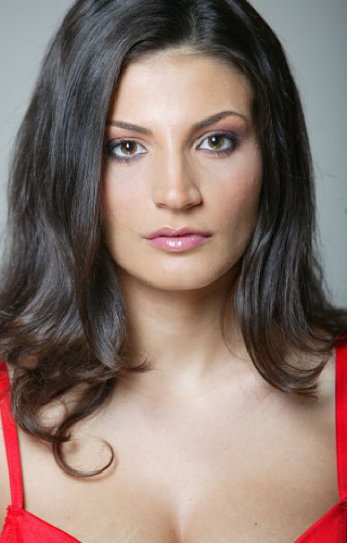 Actrita reuseste sa fie o gospodina desavarsita, dar isi rezerva timp si pentru a se ingriji de aspectul ei