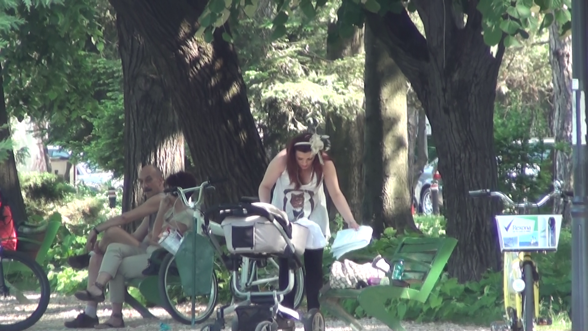 Ca o mamica grijulie, cantareata a venit in parc cu toate cele necesare micutei